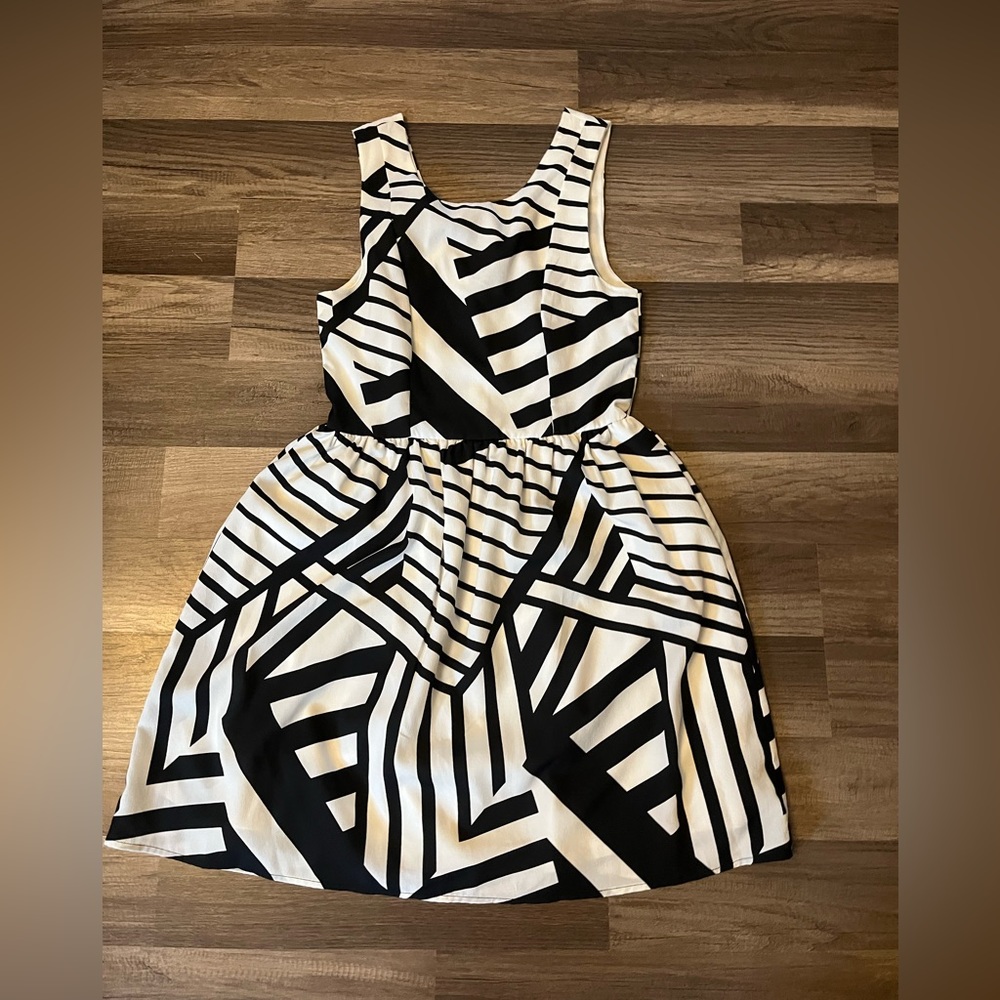 Everly Black & White Abstract Striped Cocktail Dress SZ Small - Picture 7 of 12